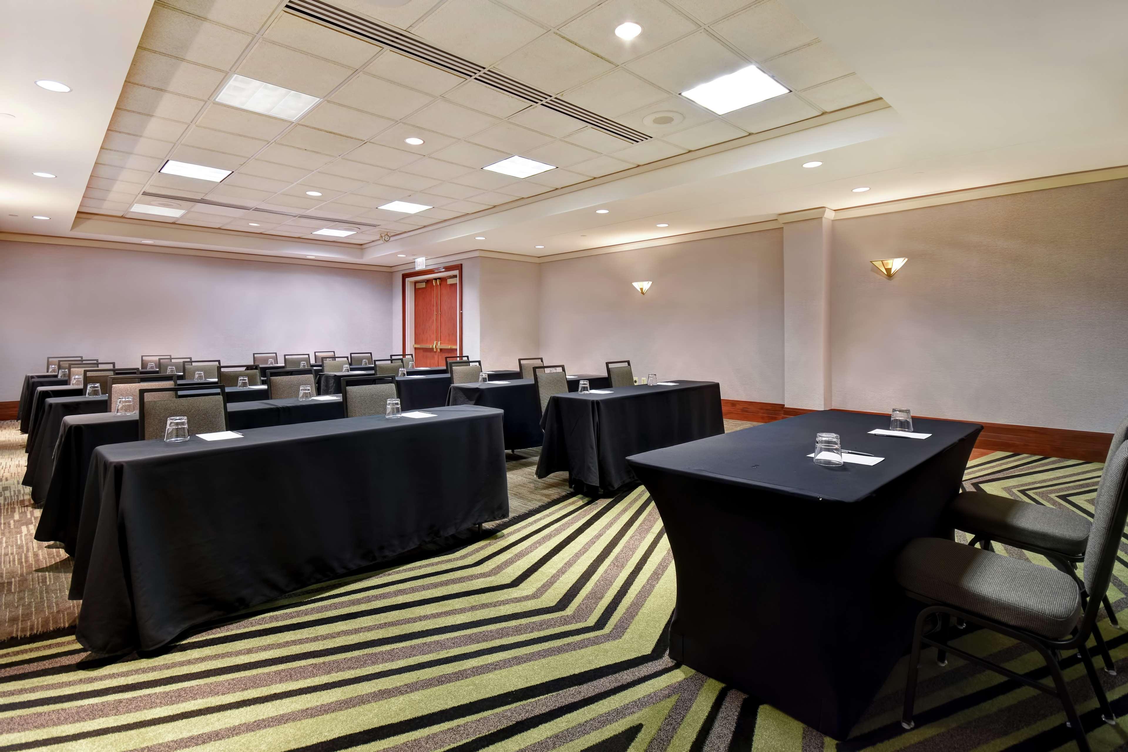 Embassy Suites Little Rock Buitenkant foto